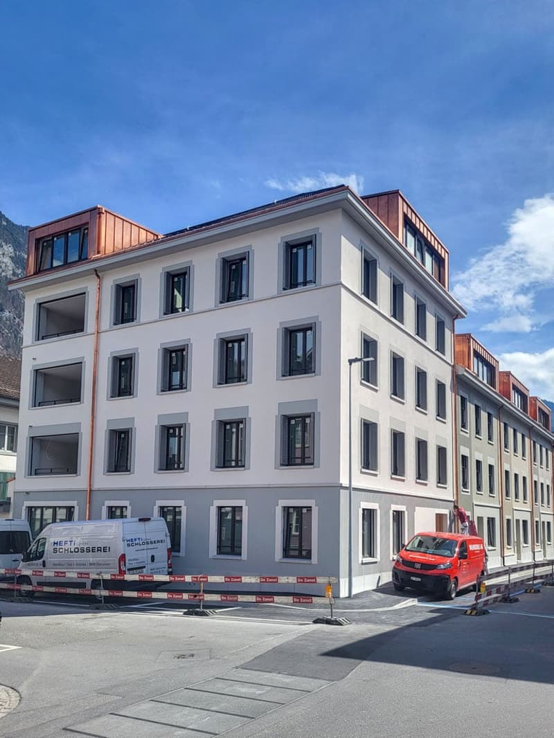 Appartamento luminoso 3.5 locali con balcone in posizione centrale a Glarus, compreso posto auto (1)