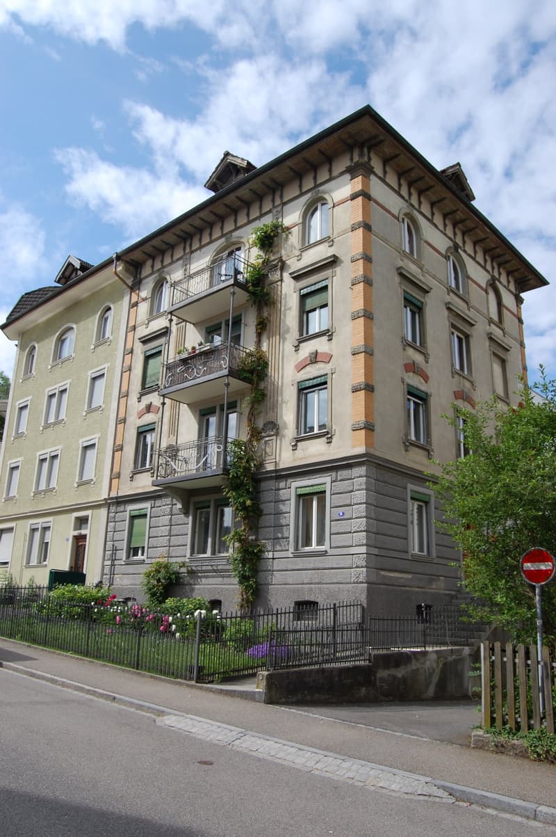 Affascinante appartamento di 4 locali al piano rialzato con uso di giardino (1)