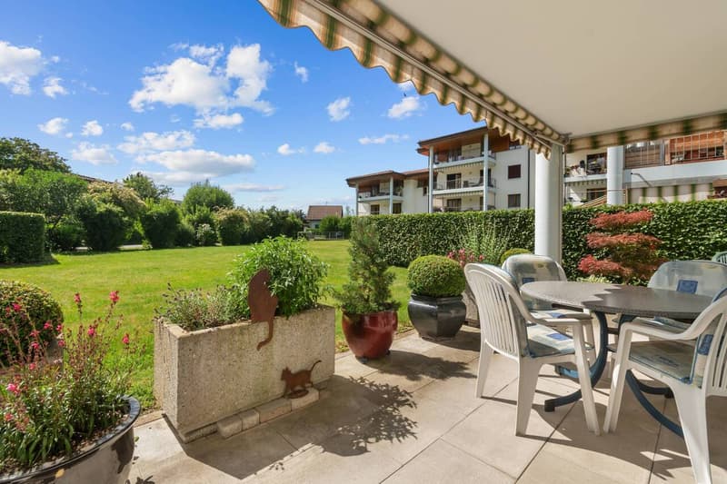 Quiet garden apartment with unobstructable open space and underground parking spot (1)