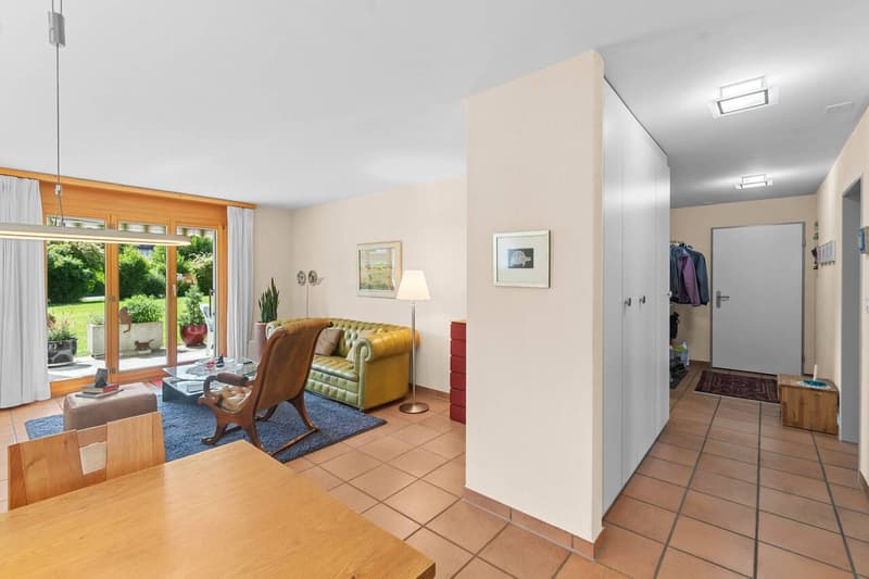 Quiet garden apartment with unobstructable open space and underground parking spot (6)