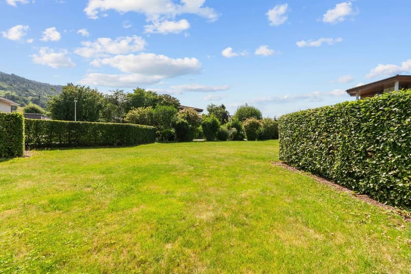 Quiet garden apartment with unobstructable open space and underground parking spot (3)