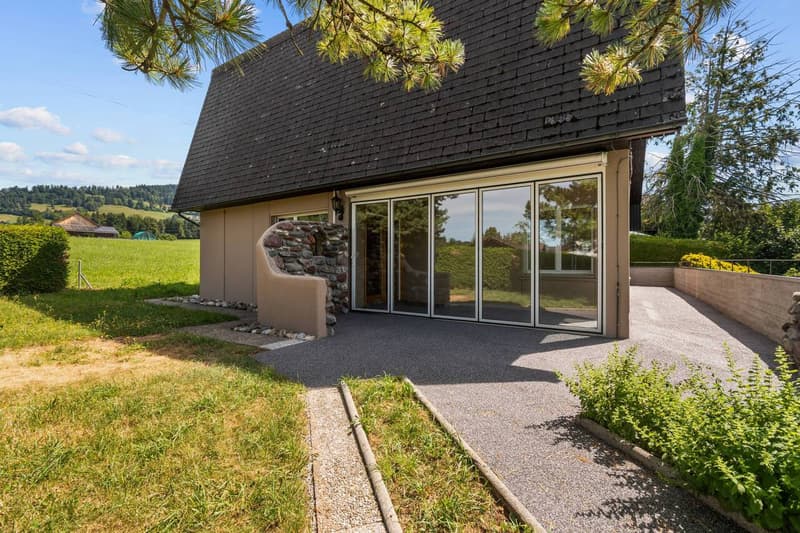 Spacious 9-room single-family house with a far-reaching view (2)