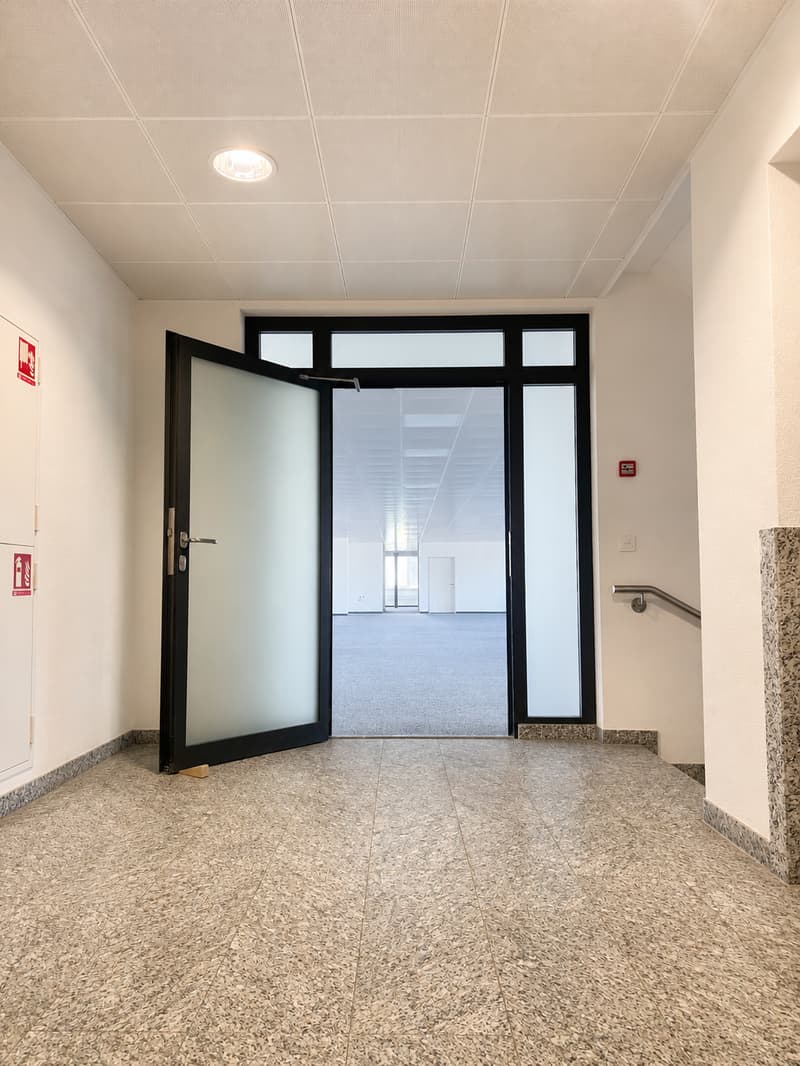 Ampio spazio per uffici con struttura chiara e forte collegamento di localizzazione (2)
