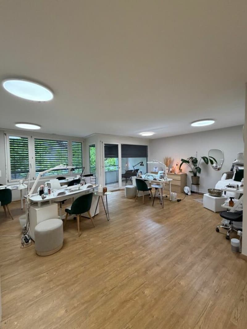 Top-Lage Rüti: Repräsentativer Raum für Kosmetikstudio, Massagepraxis oder Büro (1)