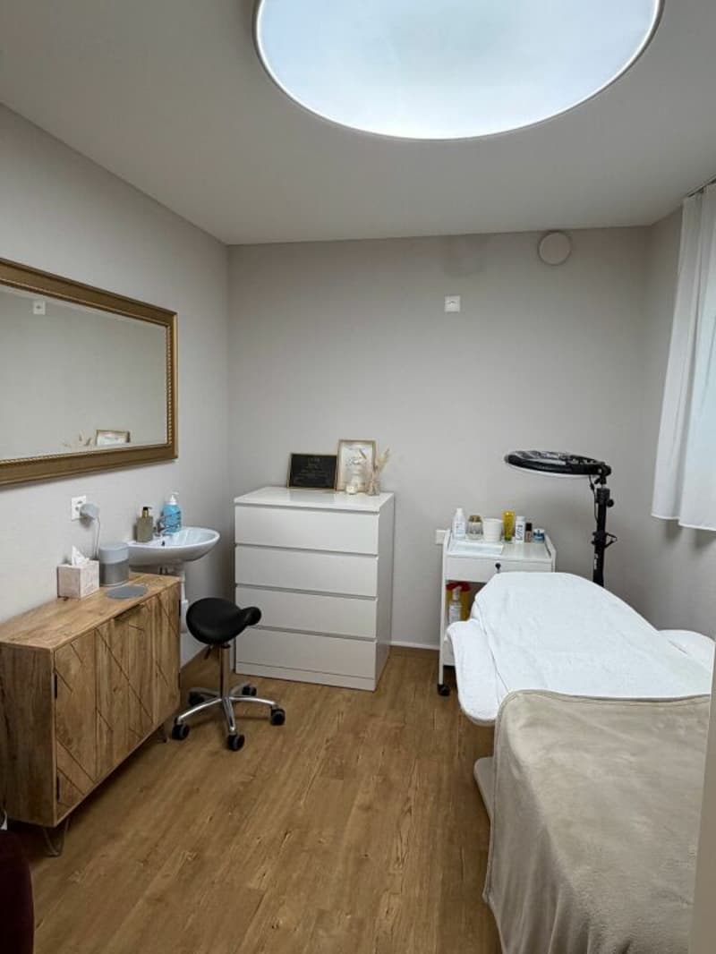Top-Lage Rüti: Repräsentativer Raum für Kosmetikstudio, Massagepraxis oder Büro (2)