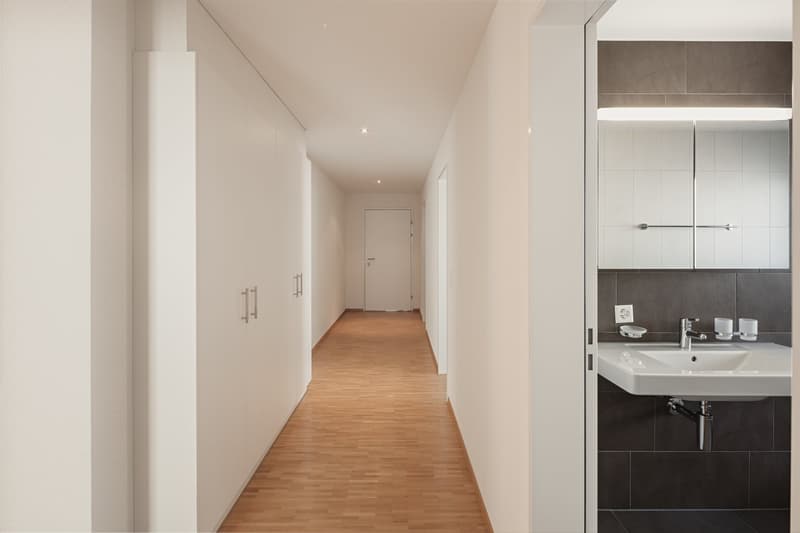 Musterwohnung Korridorbereich mit Einbauschränken