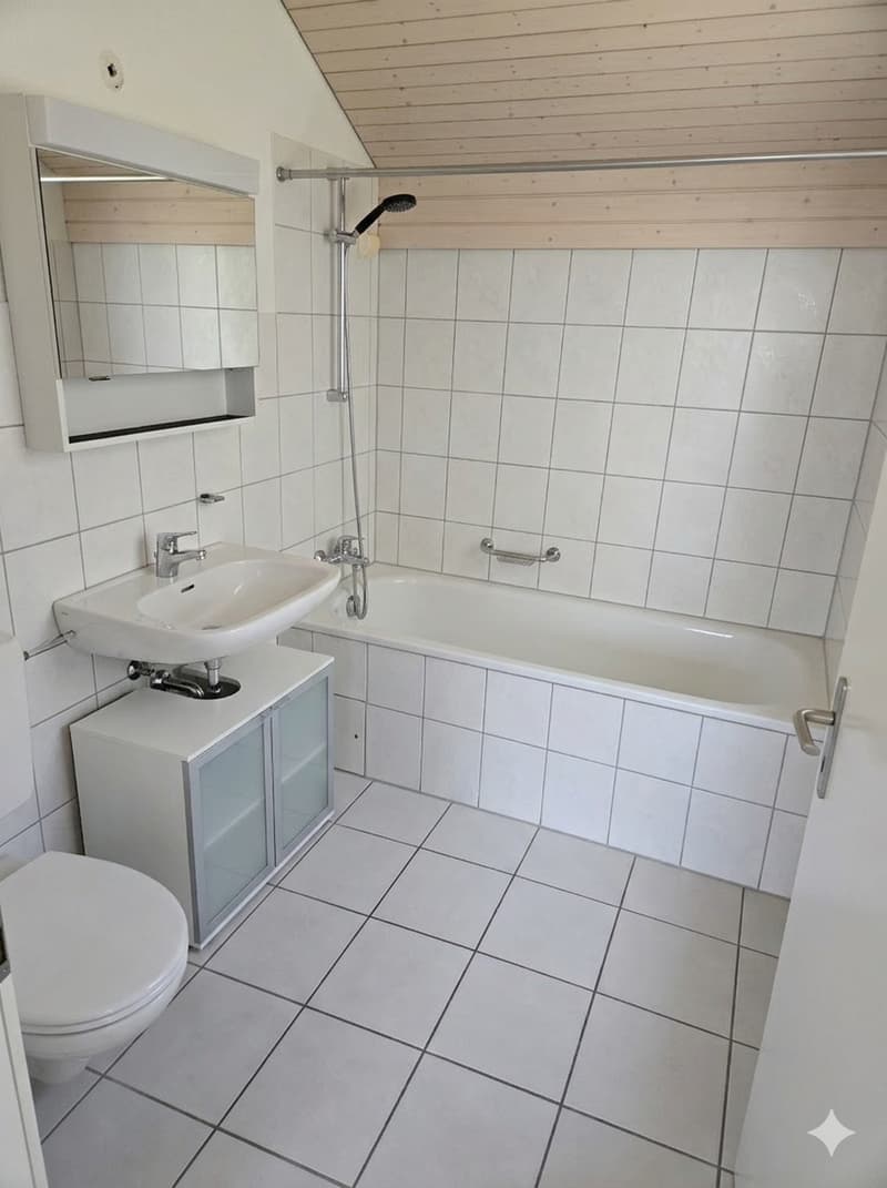 Charmante 2.5-Zimmer-Wohnung mit Aussicht in Näfels (5)