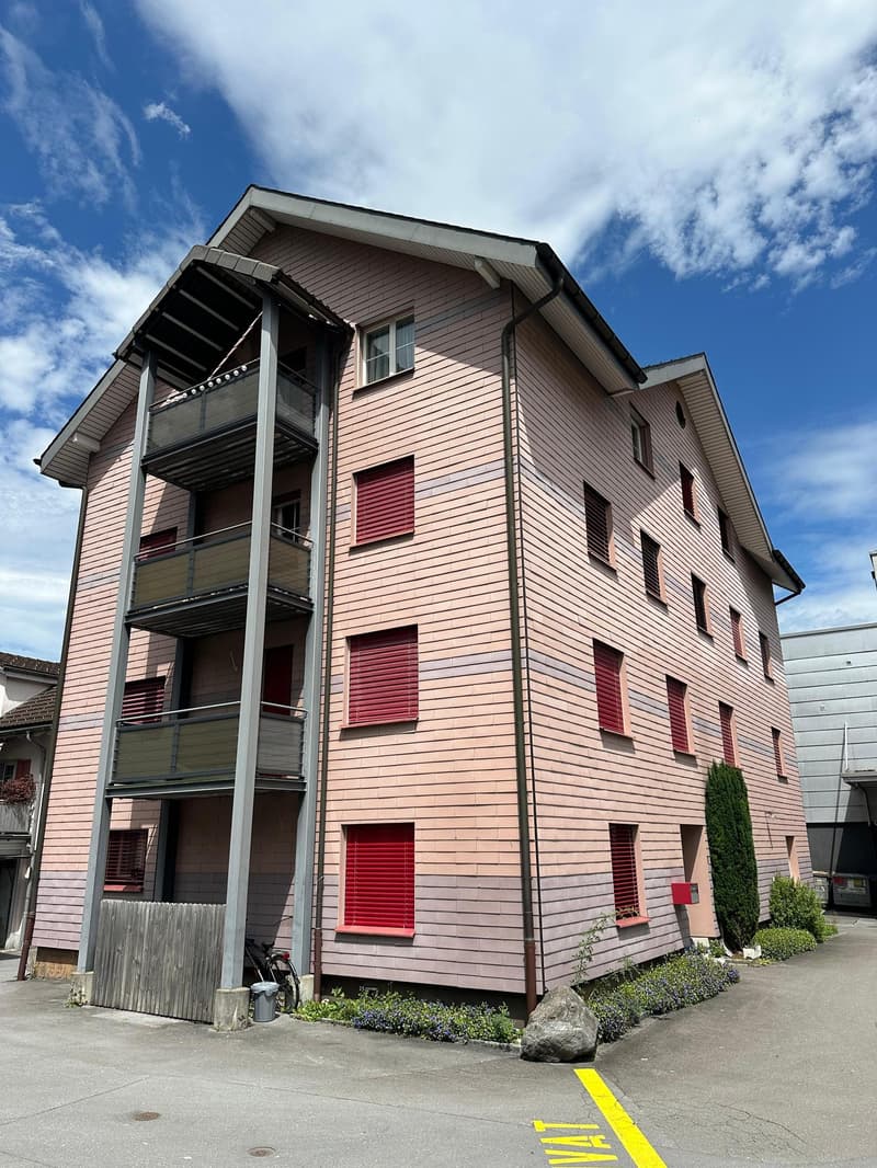 Charmante 2.5-Zimmer-Wohnung mit Aussicht in Näfels (1)