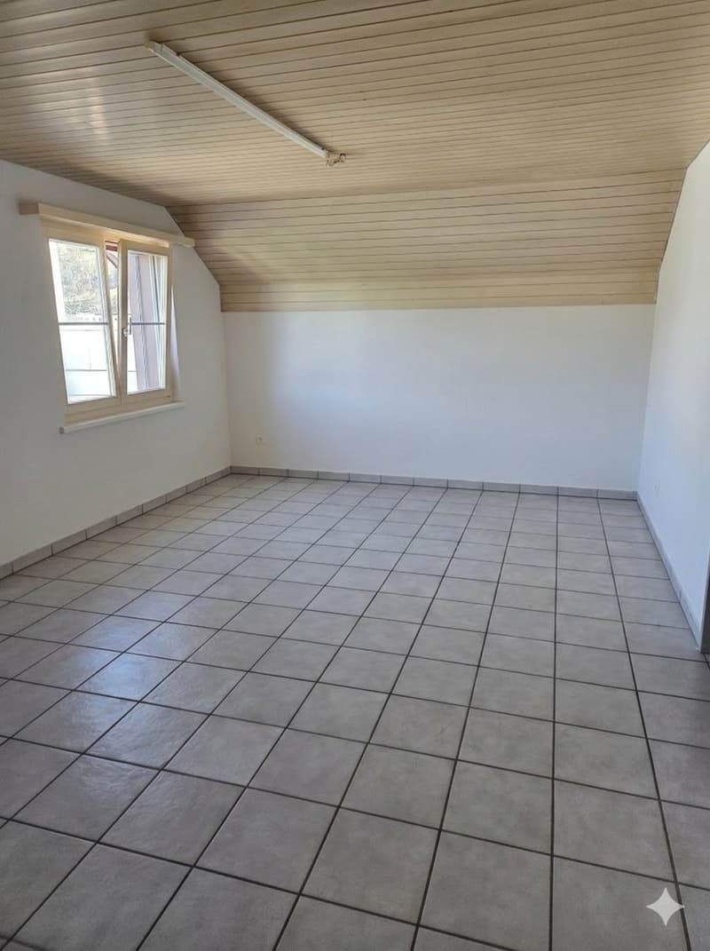 Charmante 2.5-Zimmer-Wohnung mit Aussicht in Näfels (3)