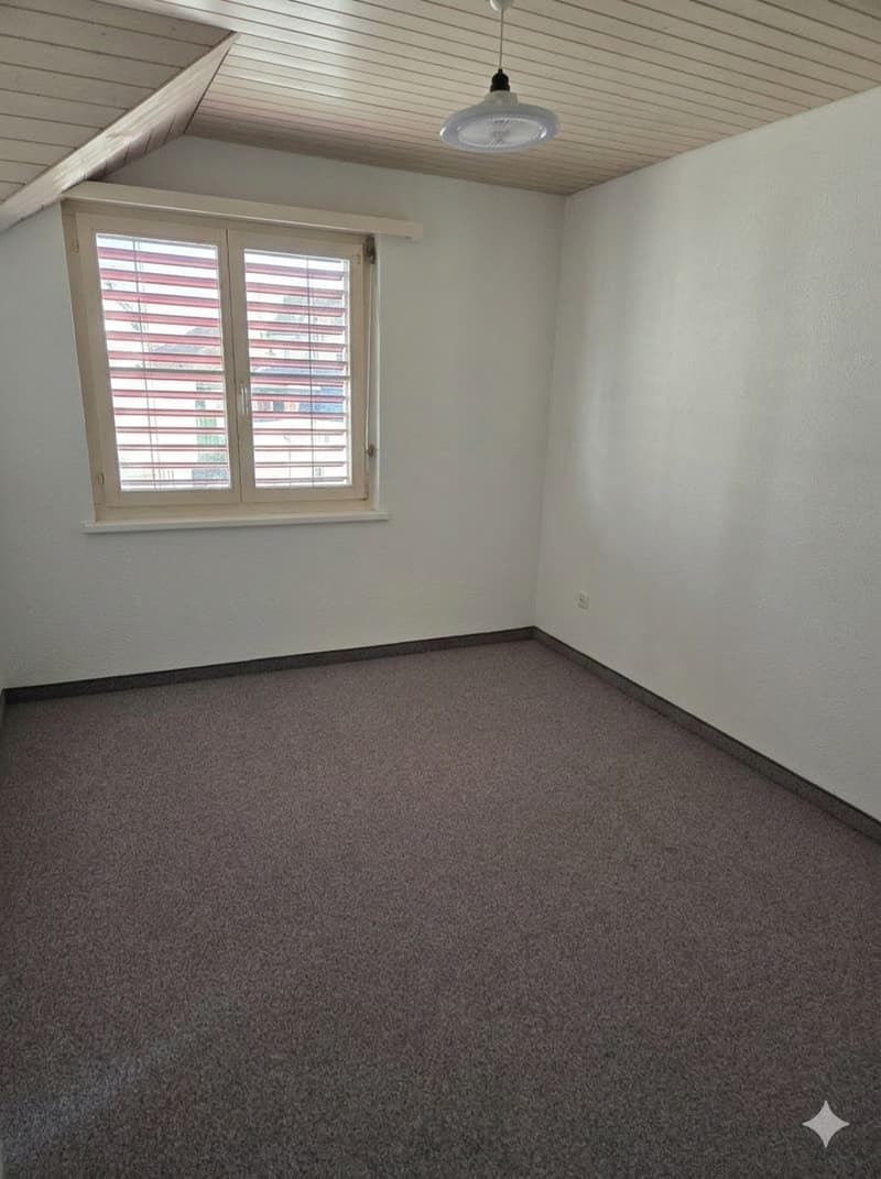 Charmante 2.5-Zimmer-Wohnung mit Aussicht in Näfels (6)