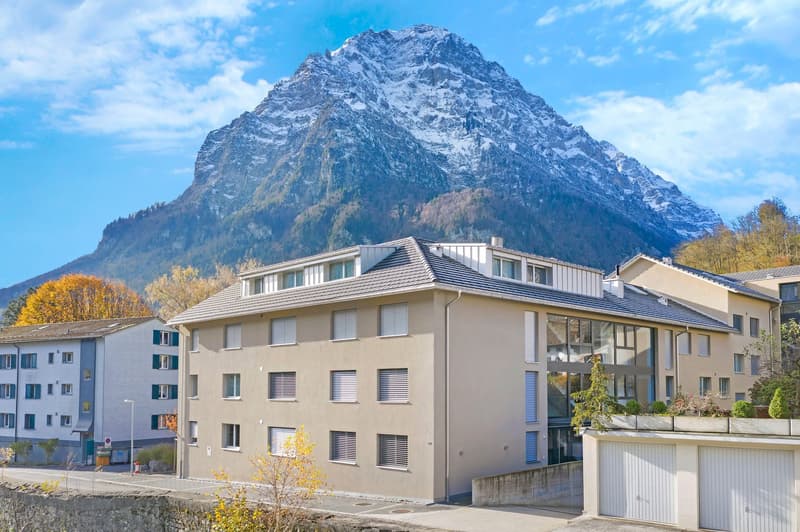 Appartamento moderno 2.5 locali con panorama montano a Glarus (1)