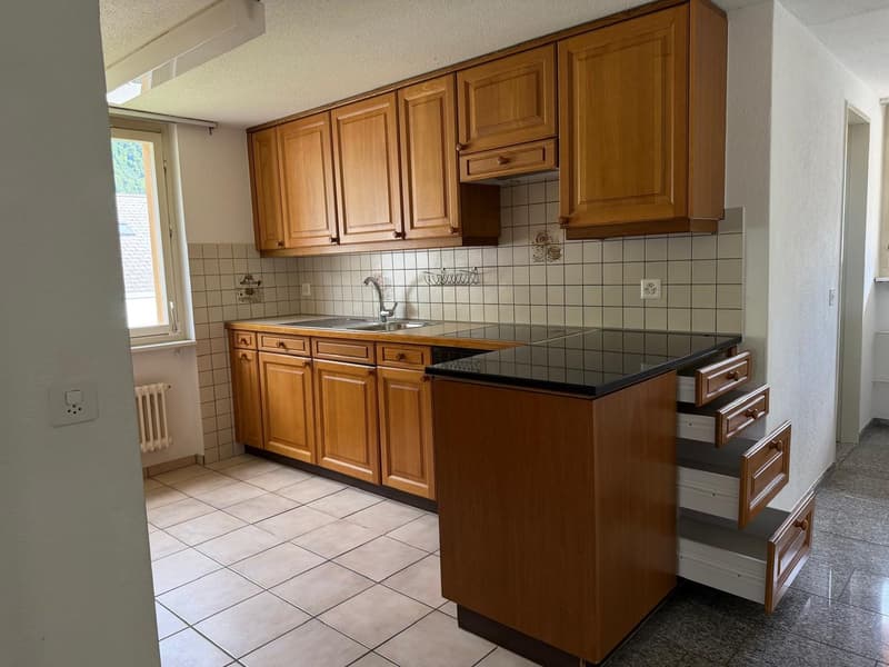 Charming 3.5-room old building apartment with balcony and mountain view in Haslen GL (5)