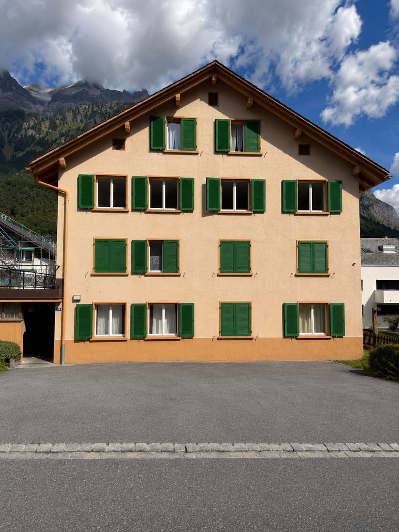 Charming 3.5-room old building apartment with balcony and mountain view in Haslen GL (1)