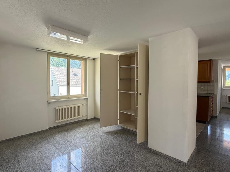 Charming 3.5-room old building apartment with balcony and mountain view in Haslen GL (2)