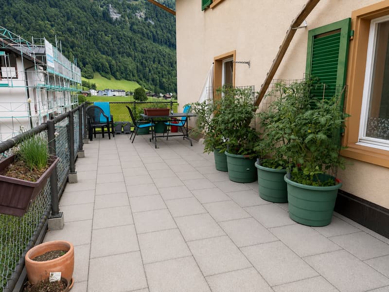 Charming 3.5-room old building apartment with balcony and mountain view in Haslen GL (10)