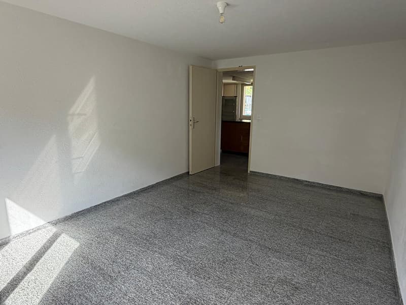 Charming 3.5-room old building apartment with balcony and mountain view in Haslen GL (6)