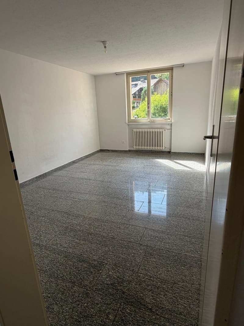 Charming 3.5-room old building apartment with balcony and mountain view in Haslen GL (7)