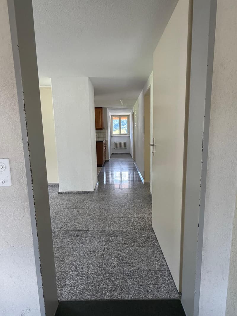 Charming 3.5-room old building apartment with balcony and mountain view in Haslen GL (3)