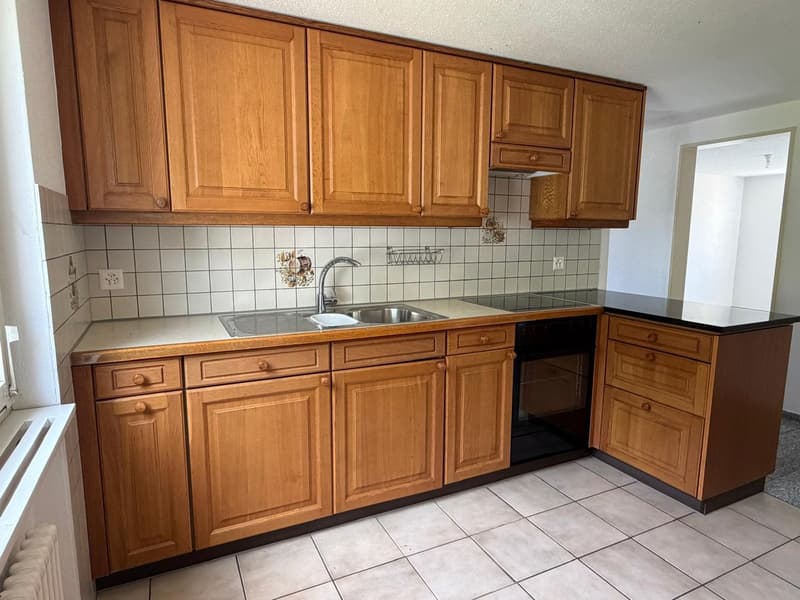 Charming 3.5-room old building apartment with balcony and mountain view in Haslen GL (4)