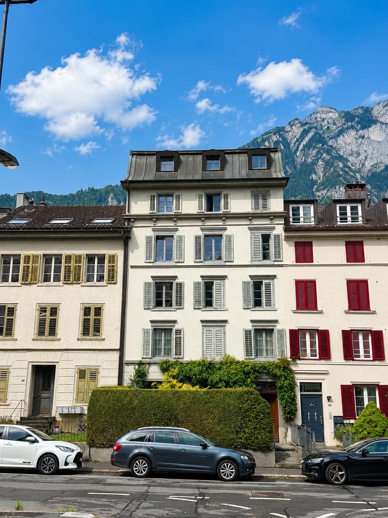 Affascinante appartamento di 3 locali con balcone a Glarus – disponibile immediatamente! (1)