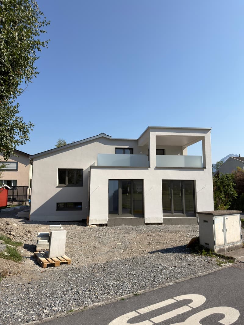 Modernes freistehendes 5.5-Zimmer-Einfamilienhaus an ruhiger Lage in Näfels (1)