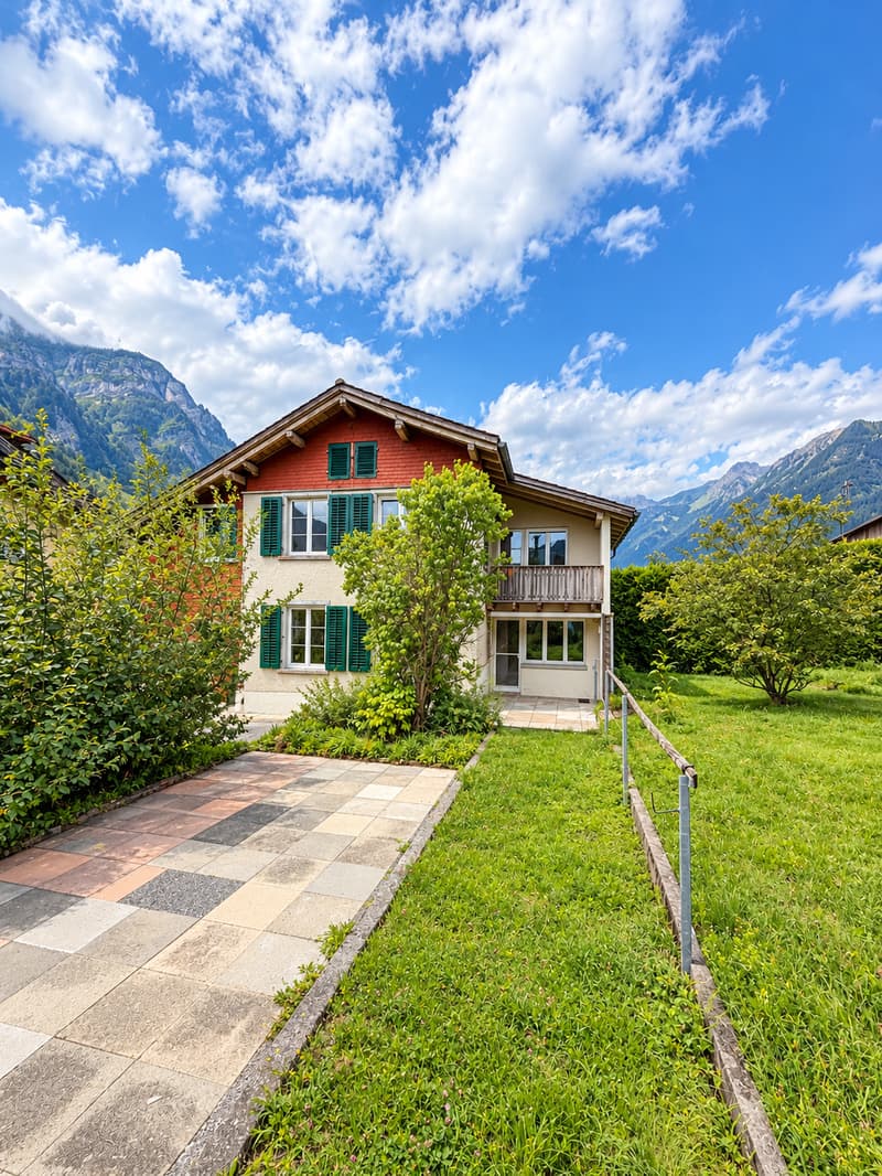 Charmantes 4.5-Zimmer-Einfamilienhaus mit grosszügigem Garten und herrlicher Bergsicht (1)