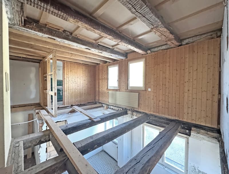Part of a house (formerly a farmhouse), in raw construction, building permit for complete renovation available (9)