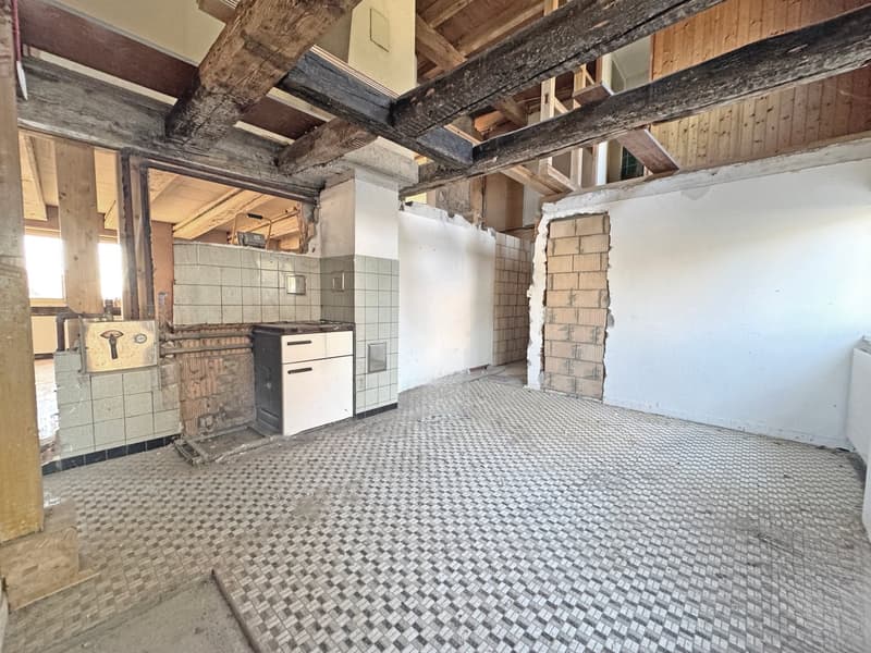 Part of a house (formerly a farmhouse), in raw construction, building permit for complete renovation available (5)