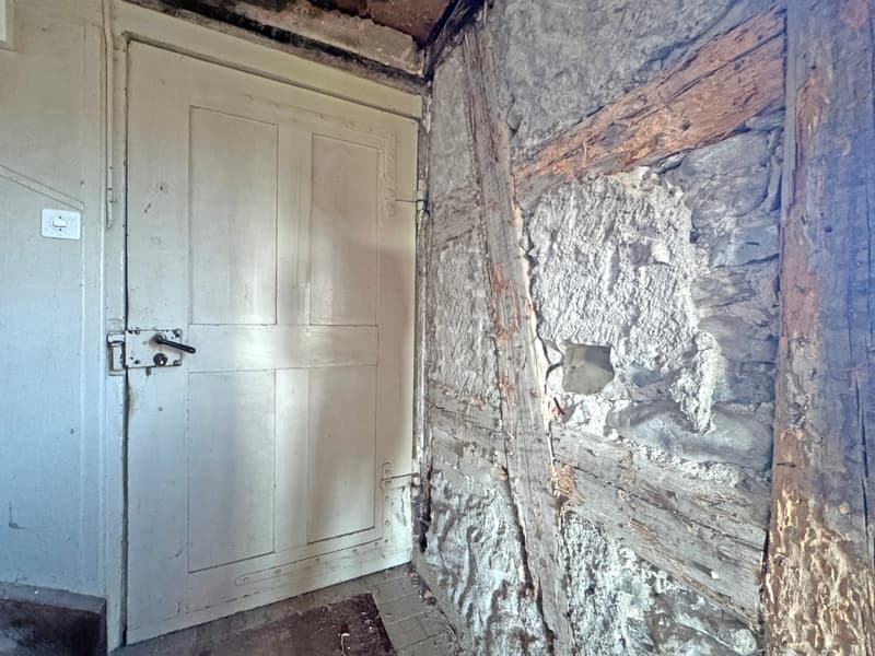 Part of a house (formerly a farmhouse), in raw construction, building permit for complete renovation available (10)