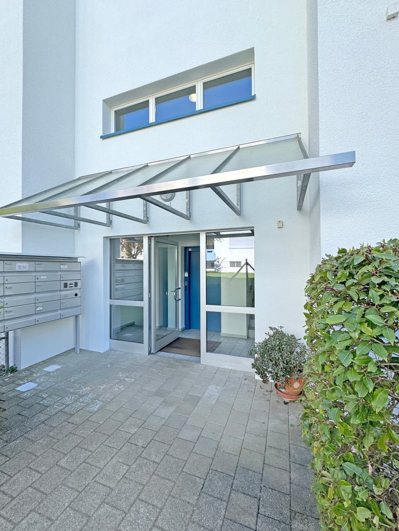 Spacious 5.5-room attic apartment with a far-reaching view in Fehraltorf (2)