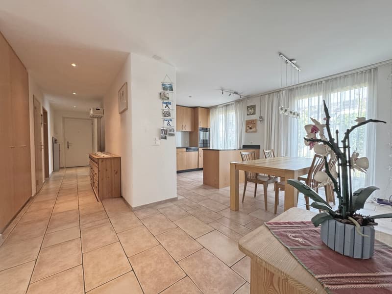 Appartement en propriété attrayant, 4½ pièces au rez-de-chaussée, avec espace vert privé et place de parking en sous-sol (11)