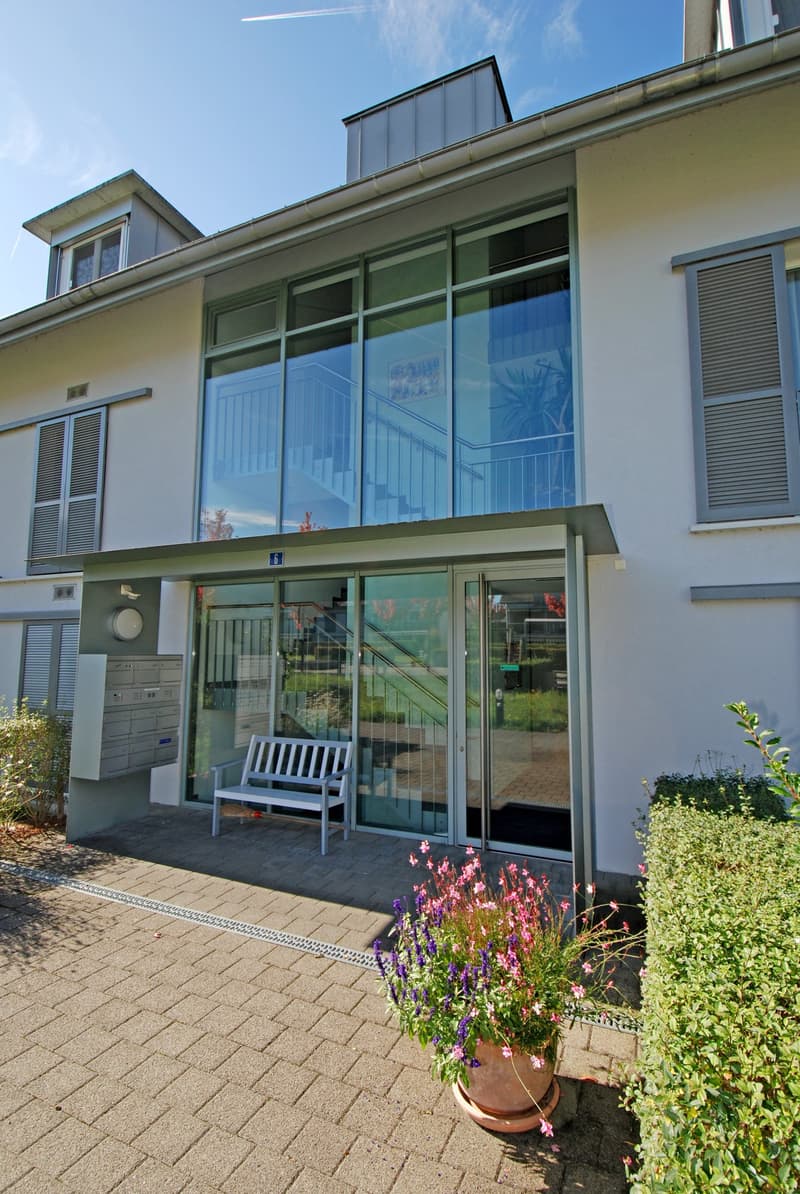 Appartement en propriété attrayant, 4½ pièces au rez-de-chaussée, avec espace vert privé et place de parking en sous-sol (2)