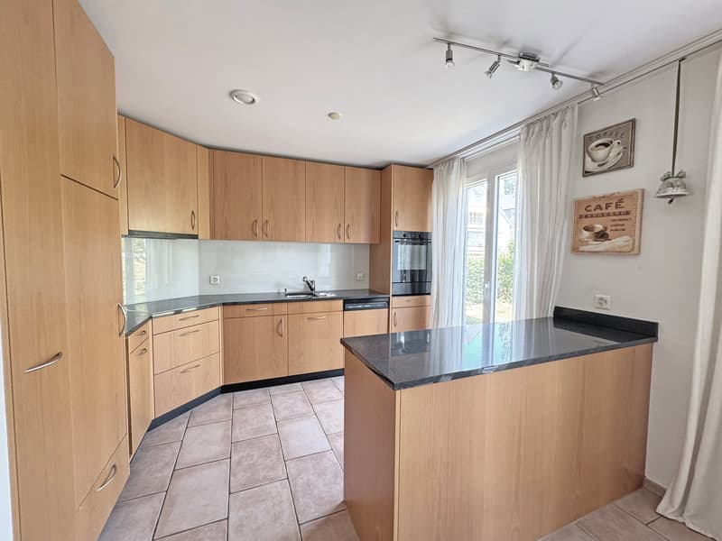 Appartement en propriété attrayant, 4½ pièces au rez-de-chaussée, avec espace vert privé et place de parking en sous-sol (8)