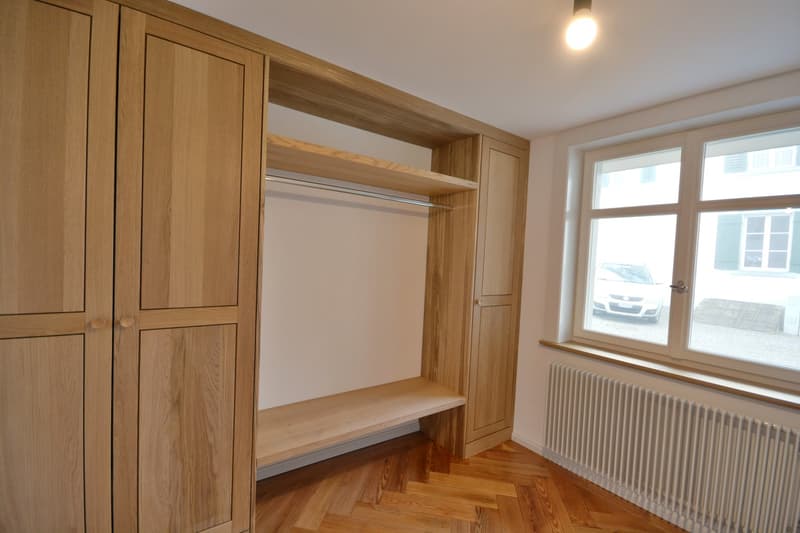 EG hochwertige Eichengarderobe mit Waschturm