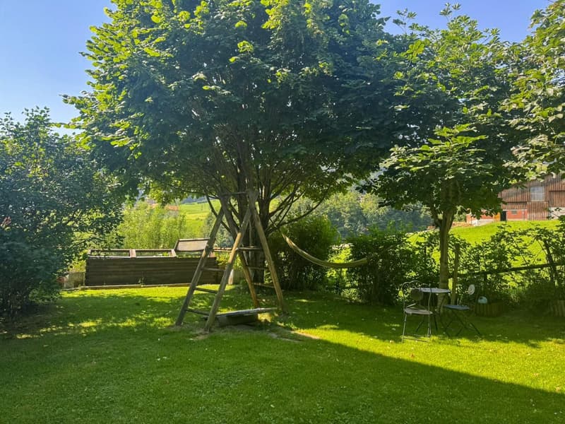 Garten mit schattenspendenden Bäumen