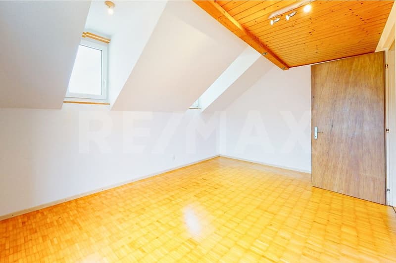 Partially renovated single-family house with plenty of space and potential (10)