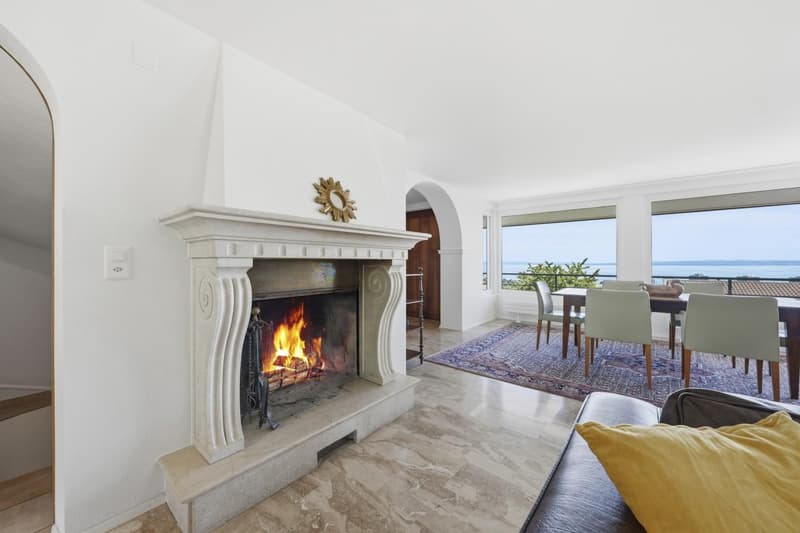 Cheminée und Esszimmer mit Aussicht