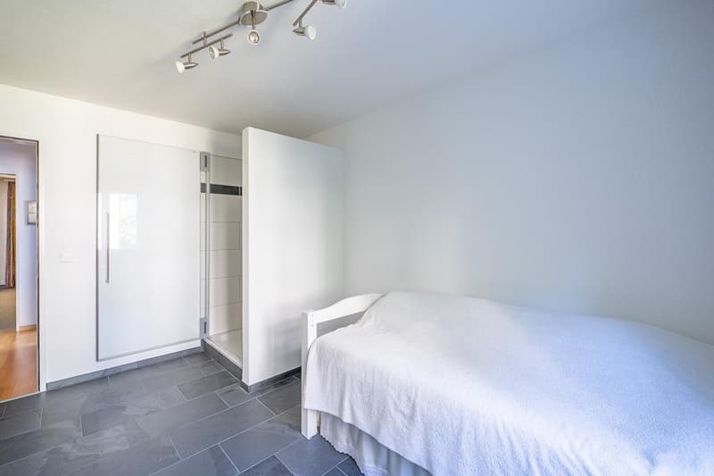 Schlafzimmer mit Dusche