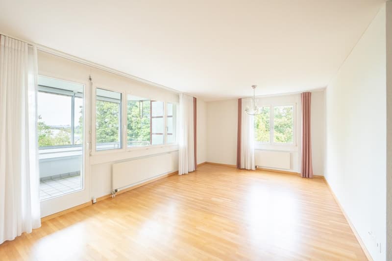 Wohnzimmer zu Balkon