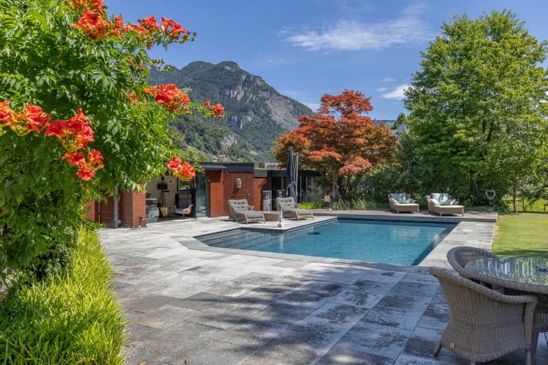 Exklusive Residenz mit Pool und privater Gartenidylle (2)