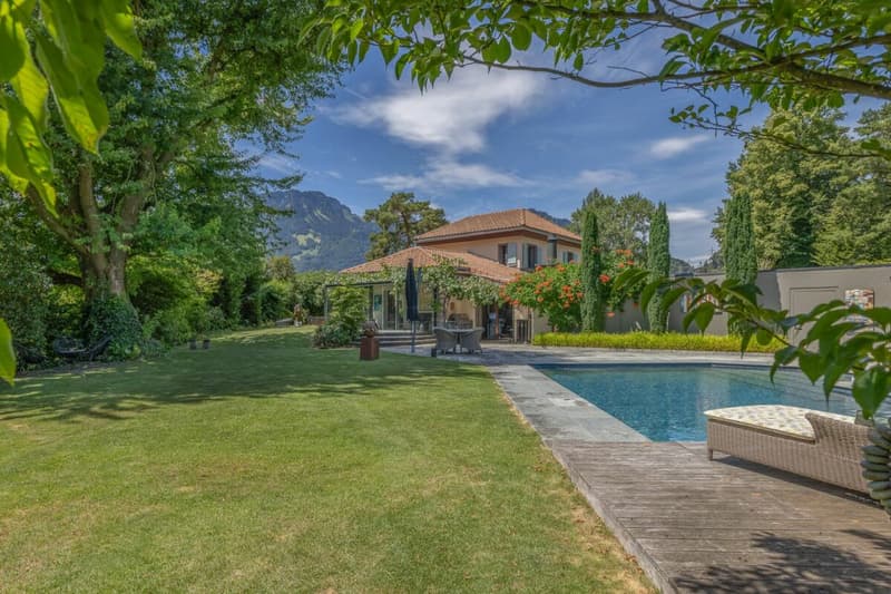 Exklusive Residenz mit Pool und privater Gartenidylle (1)