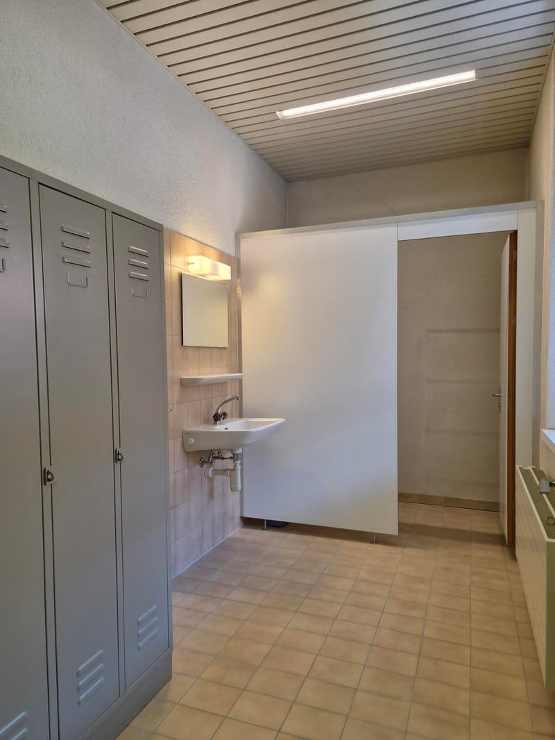 Freely divisible commercial space with additional storage room 48m2 in the basement (9)