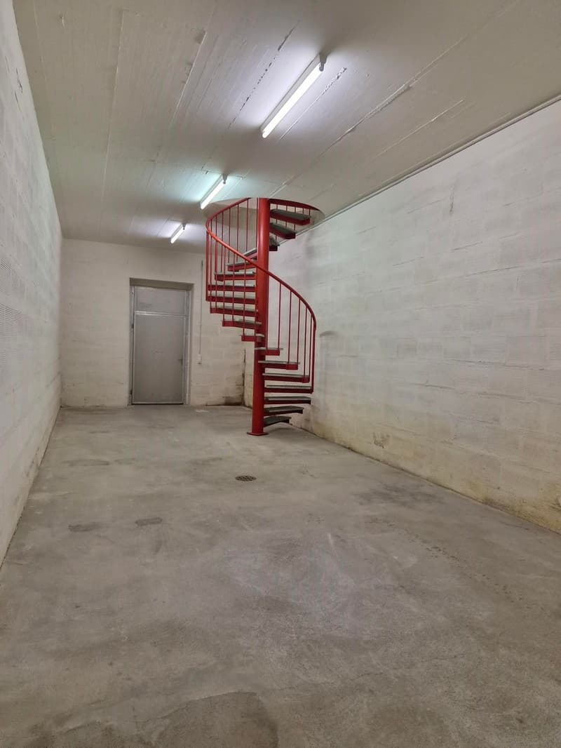 Freely divisible commercial space with additional storage room 48m2 in the basement (8)