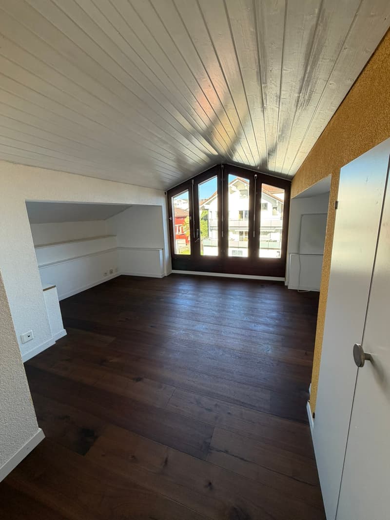 empty room, wooden floor, white walls, glass doors, power outlets, shelves