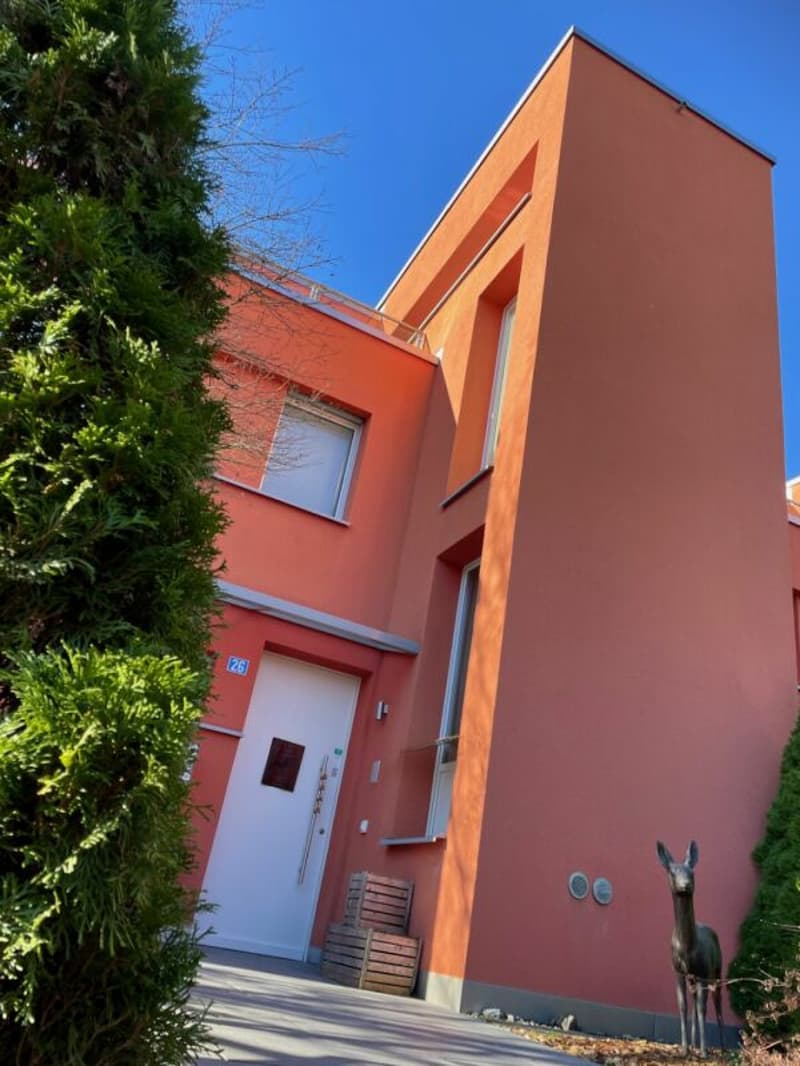 Town House, gross, zentral, ruhig mit klarer Formsprache (2)