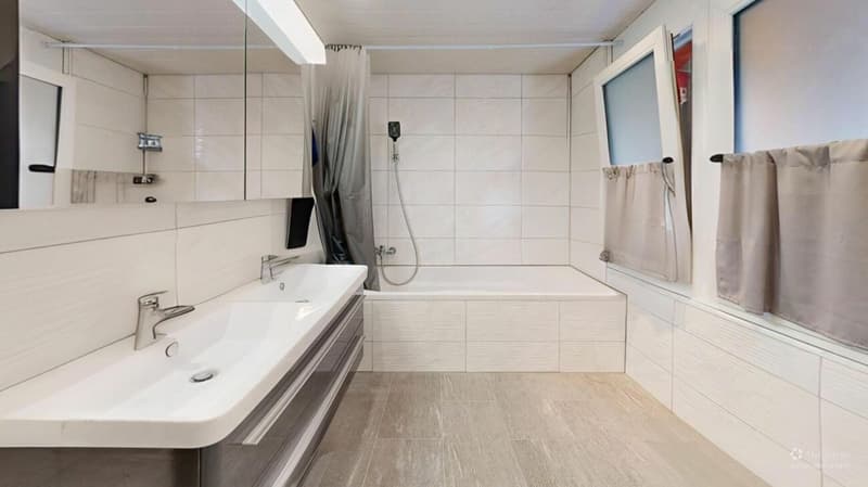 Wohnen & Arbeiten vereint - charmantes Stöckli mit Gewerbe und Ausbaupotenzial (9)