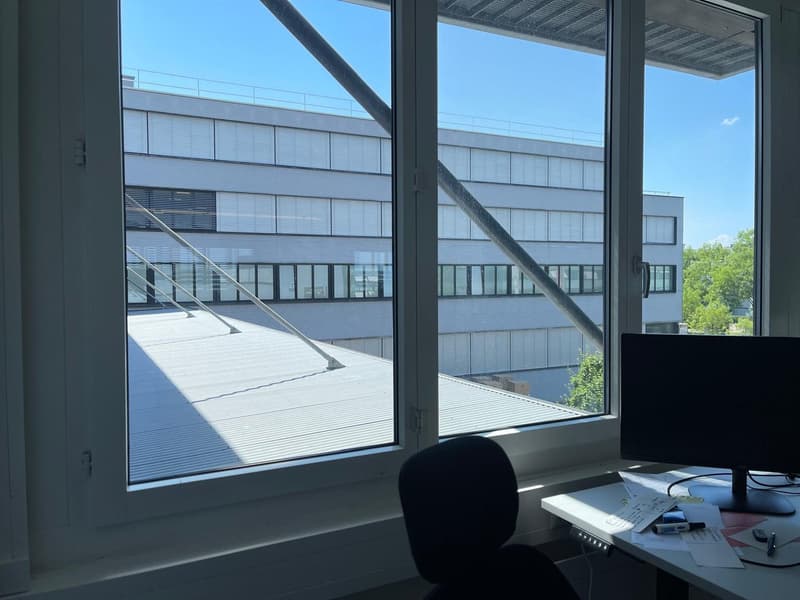 Bright office space in a good location in Cham (8)