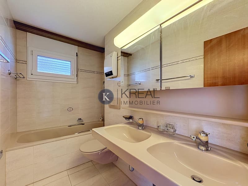 Spacious apartment with potential and unique outdoor spaces (4)