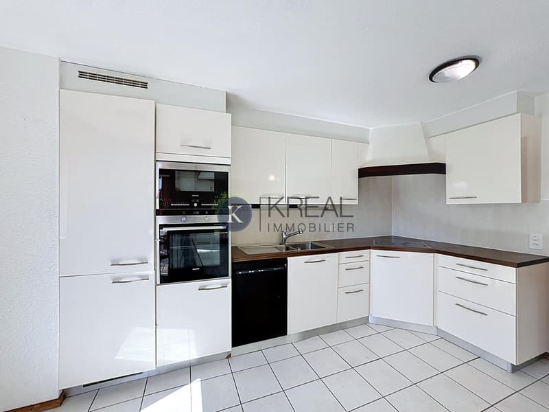 Spacious apartment with potential and unique outdoor spaces (2)