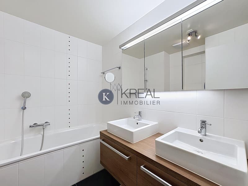 Elegant triplex apartment with high-end amenities (9)